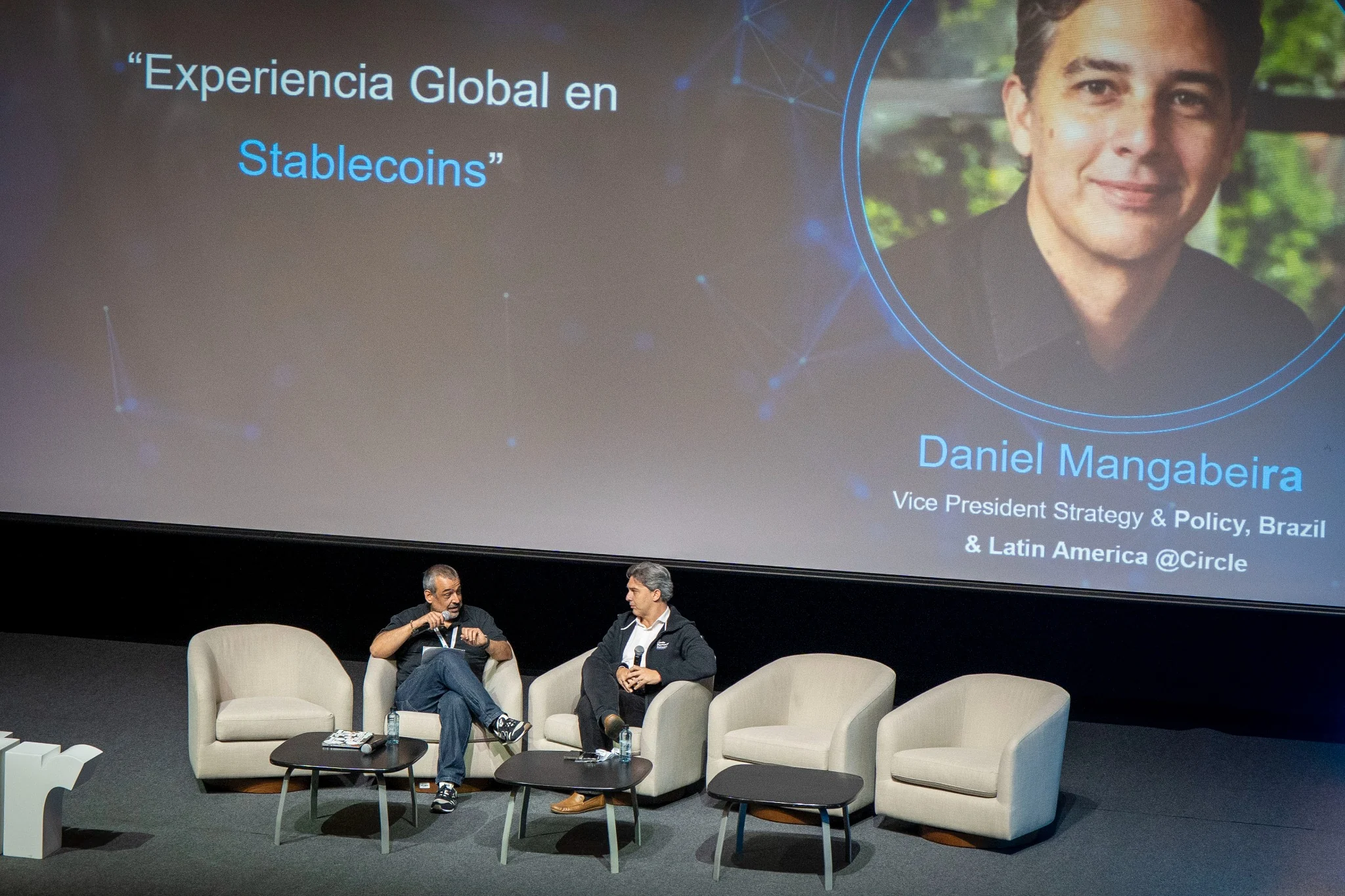 BSL Lima 2026 · Día 1 · conversación sobre stablecoins en escenario