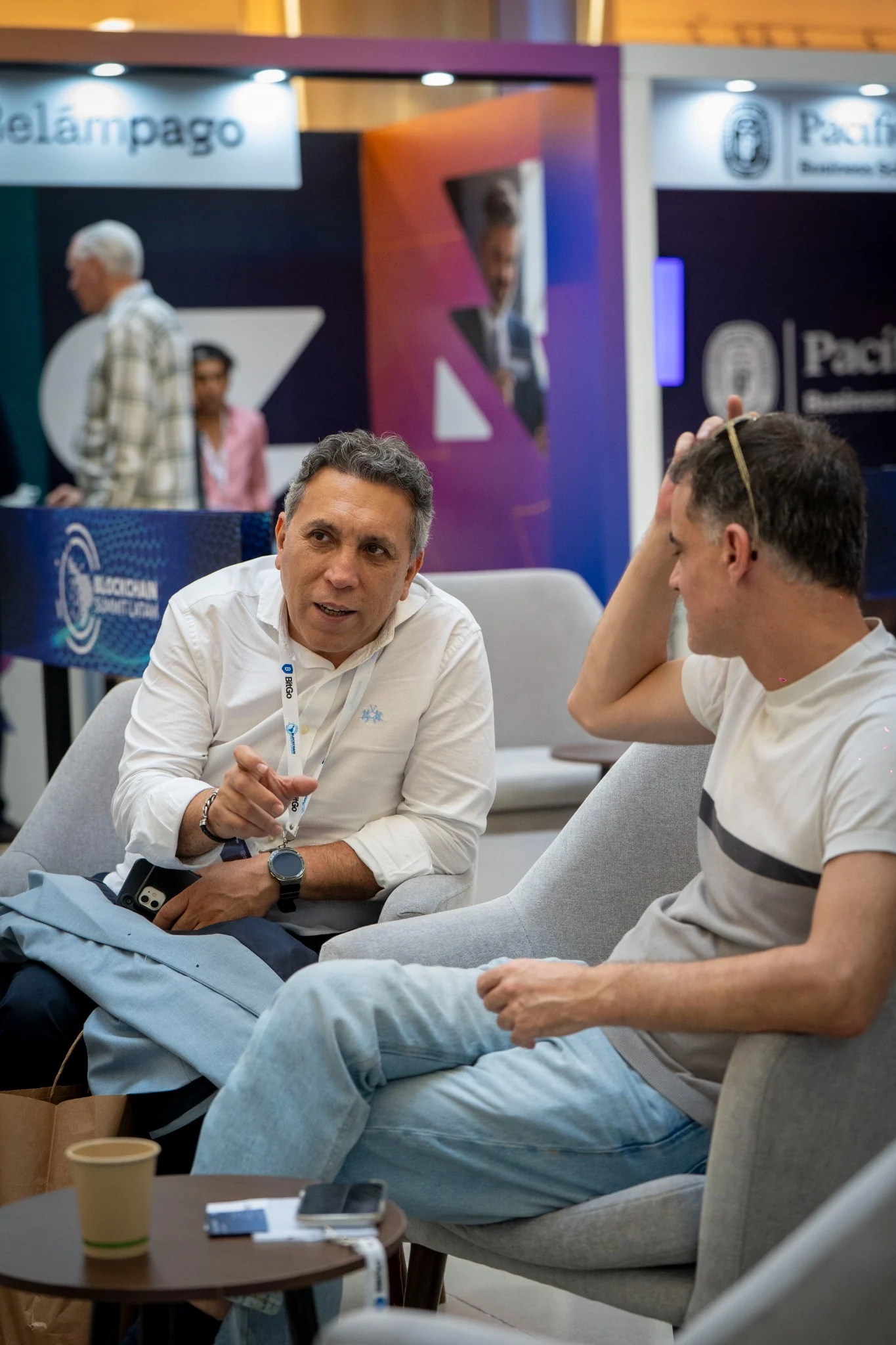 BSL Lima 2026 · Día 1 · conversación en zona de networking