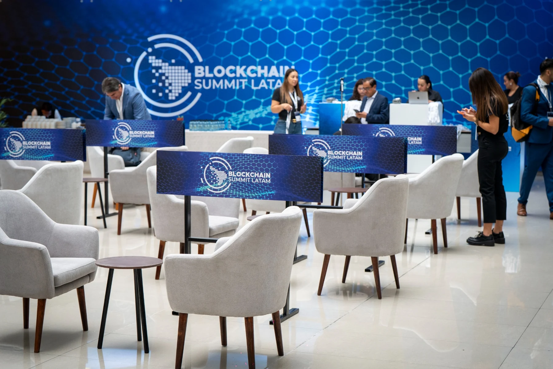 BSL Lima 2026 · Día 1 · zona lounge y networking